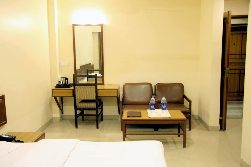 Hotel Jawahar Ulhasnagar Экстерьер фото